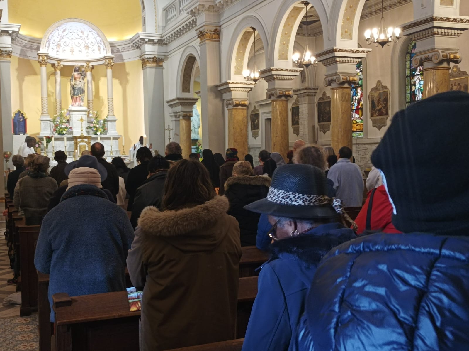 La foule venue nombreuse pour prier Notre-Dame