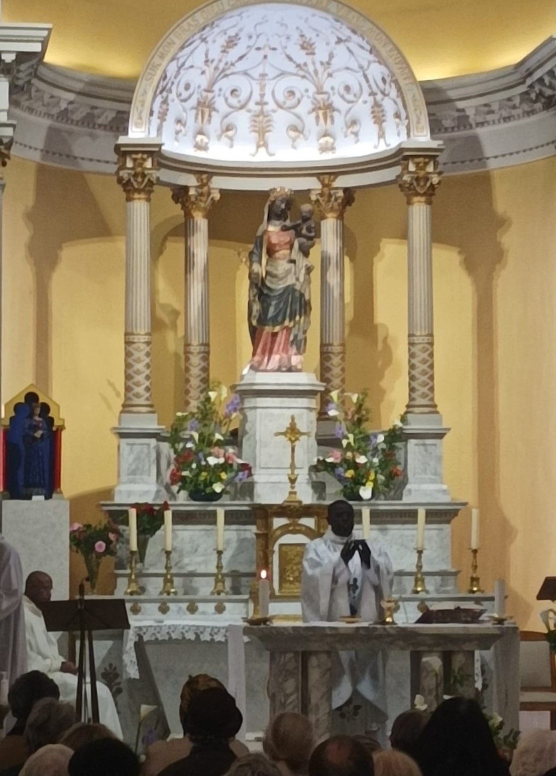 Messe d'installation de la statue de Notre-Dame de Pontmain