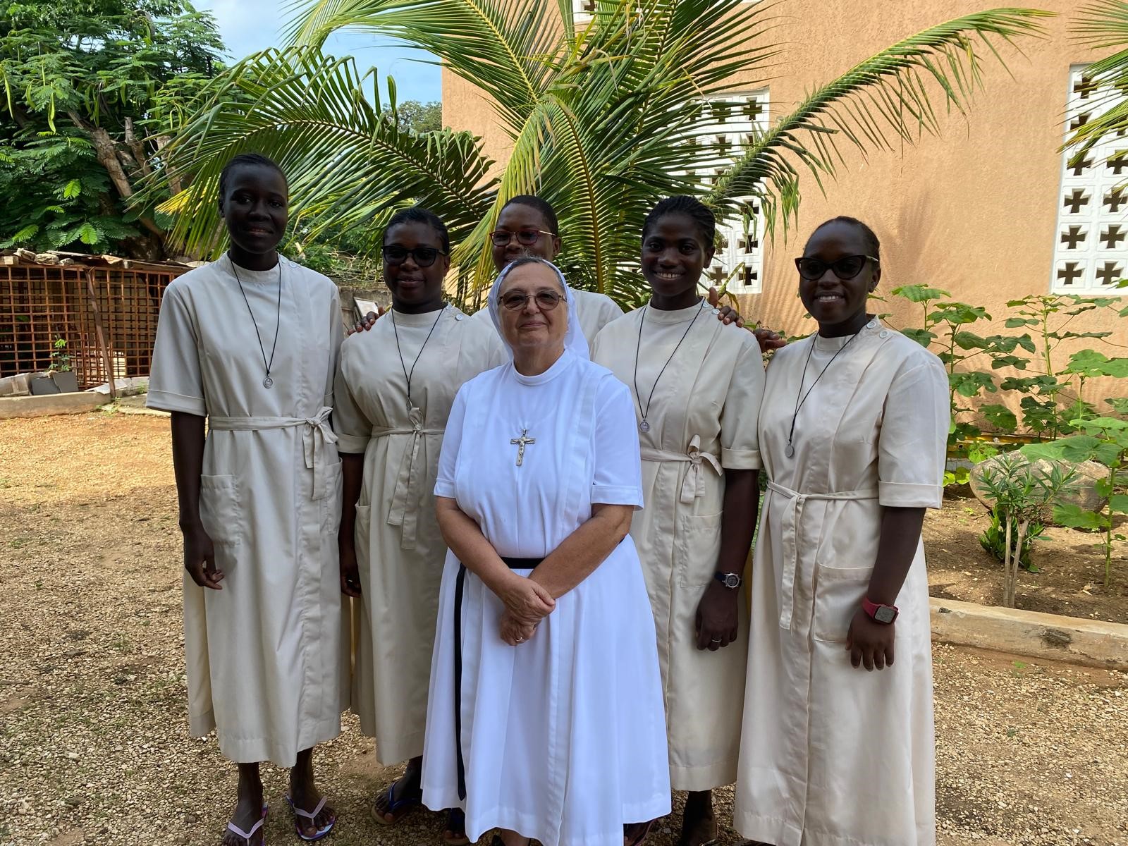 Les futures Professes entourant Mère Générale © Congrégation Saint-Thomas de Villeneuve