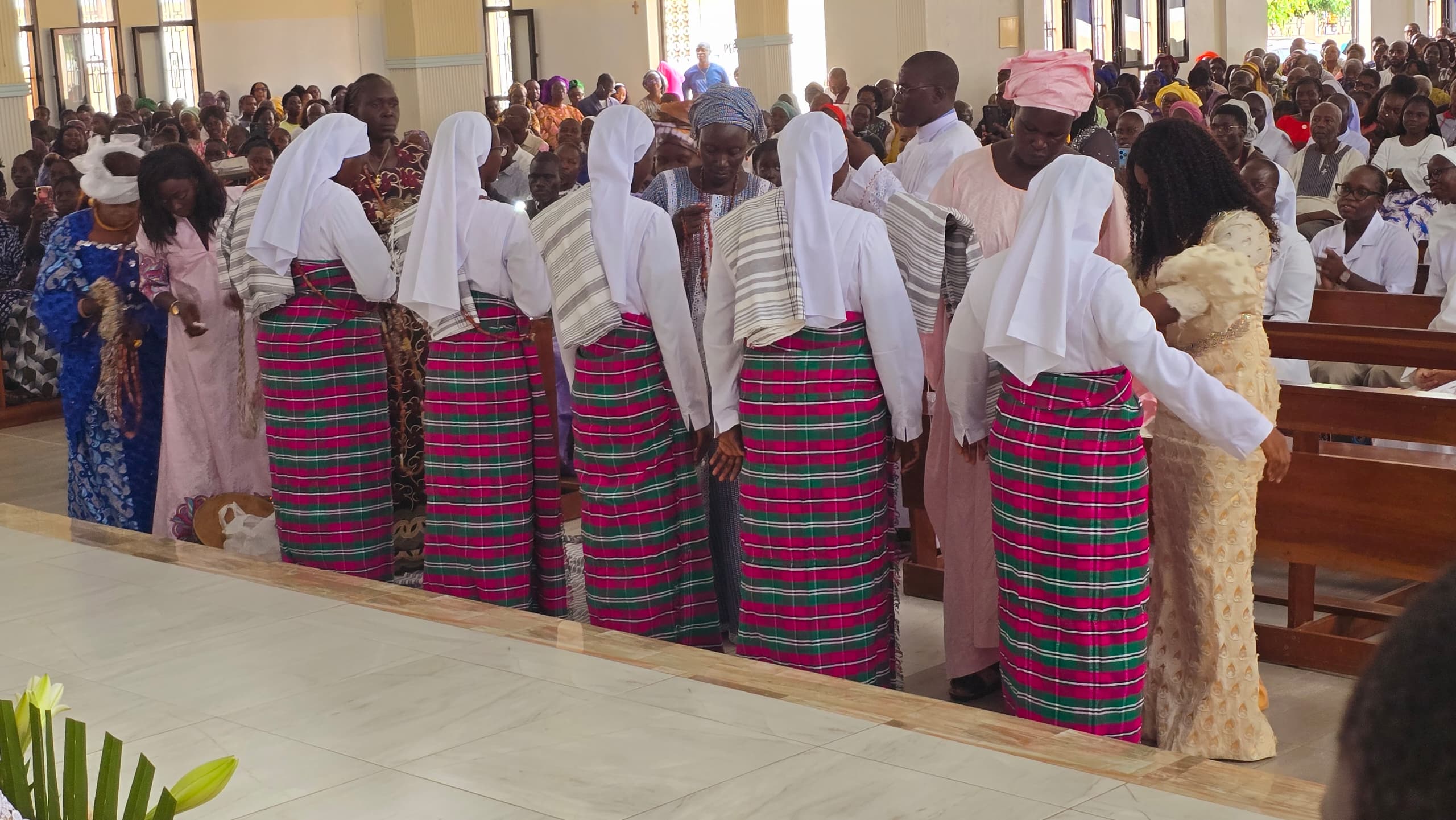 Les Professes revêtues des vêtements et parures traditionnels africains © Congrégation Saint-Thomas de Villeneuve