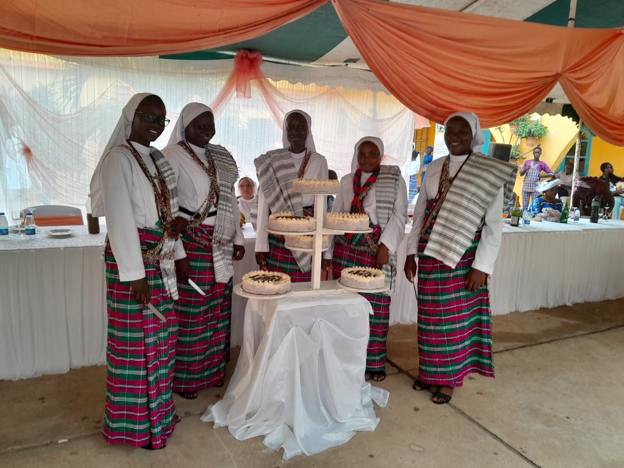 Les Professes devant les gâteaux préparés pour fêter leur engagement © Congrégation Saint-Thomas de Villeneuve