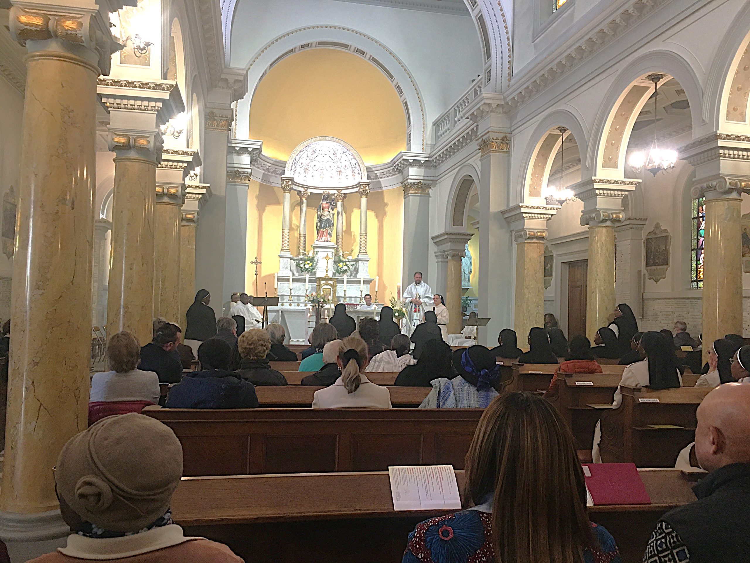 L'assistance nombreuse dans la Chapelle Notre-Dame de Bonne Délivrance